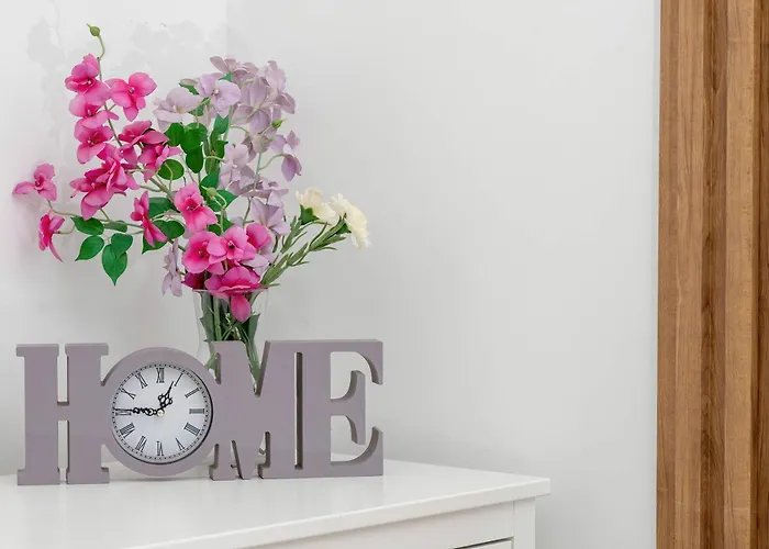 Stylish With An Ideal Location Close To The By Renters