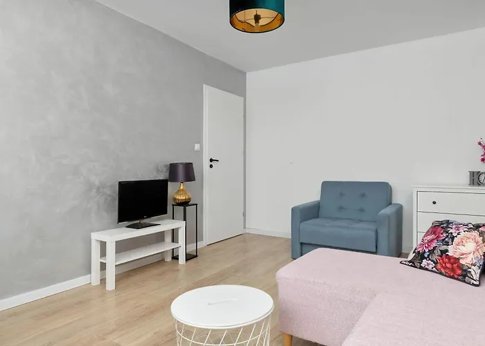 Stylish With An Ideal Location Close To The By Renters